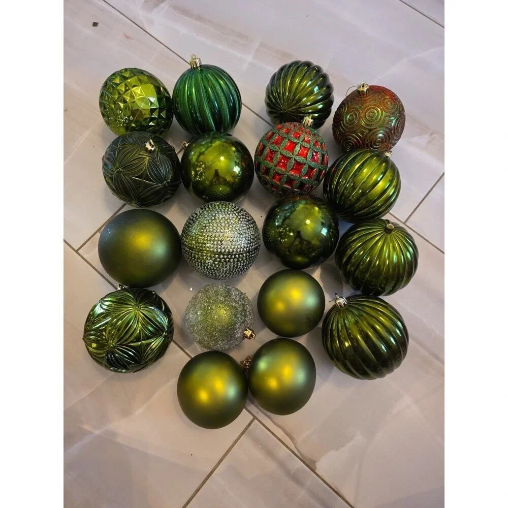 HOLIDAY‎ TIME 18 SHATTERPROOF HANGING ORNAMENTS ROUND BALLS Green